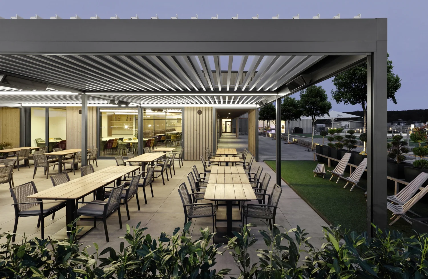 Moderne Außenterrasse bei Abenddämmerung mit stilvollen Sitzgelegenheiten
