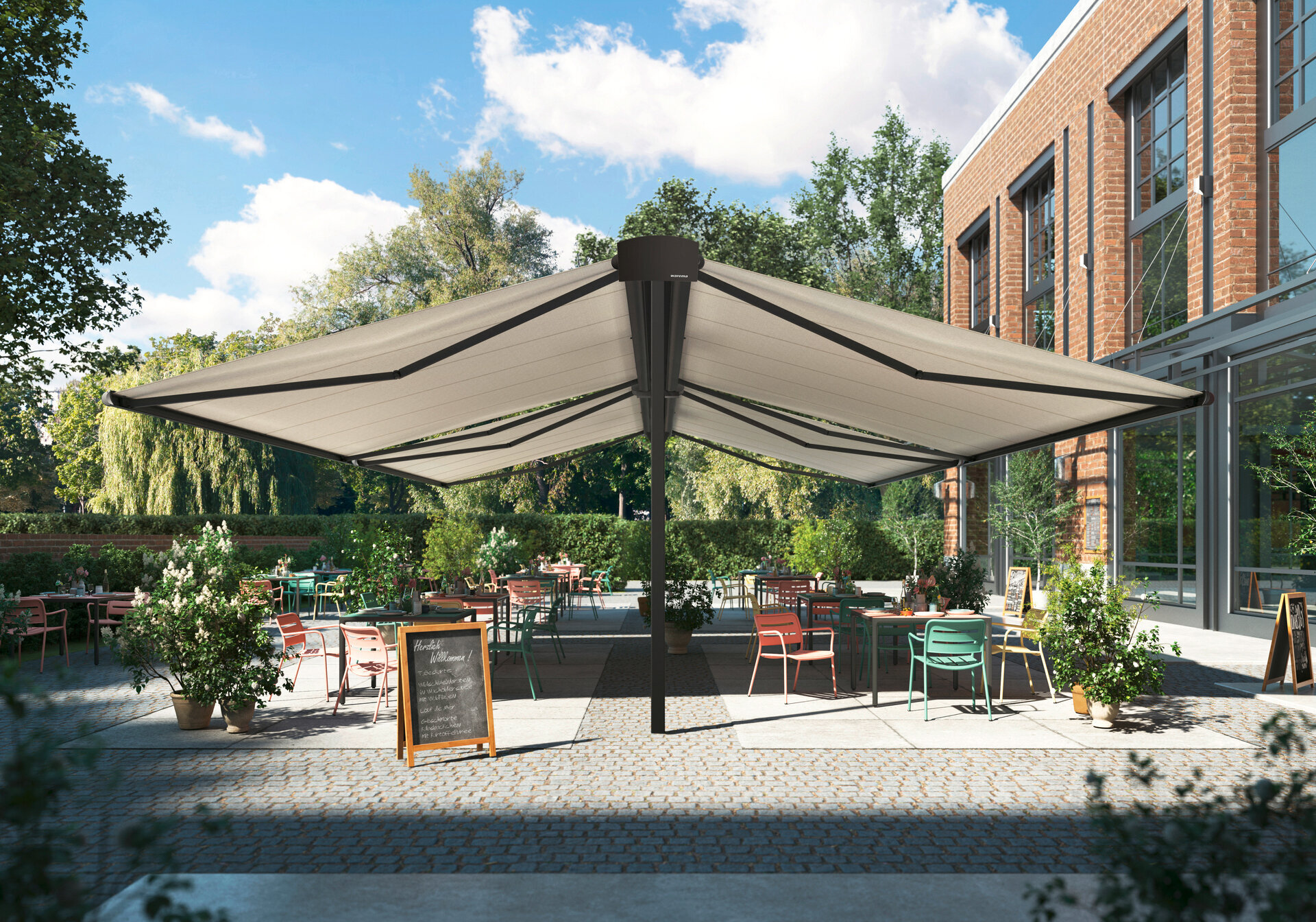 Markisen überdecken freistehend einen größeren Außenbereich eines Restaurants