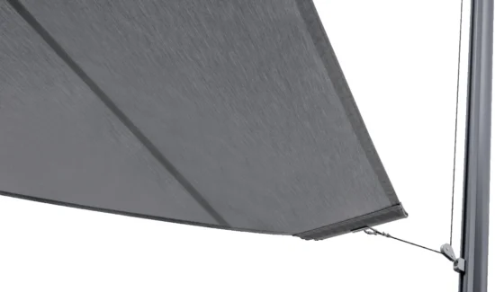 Moderne graue Sonnensegel mit stabiler Befestigung