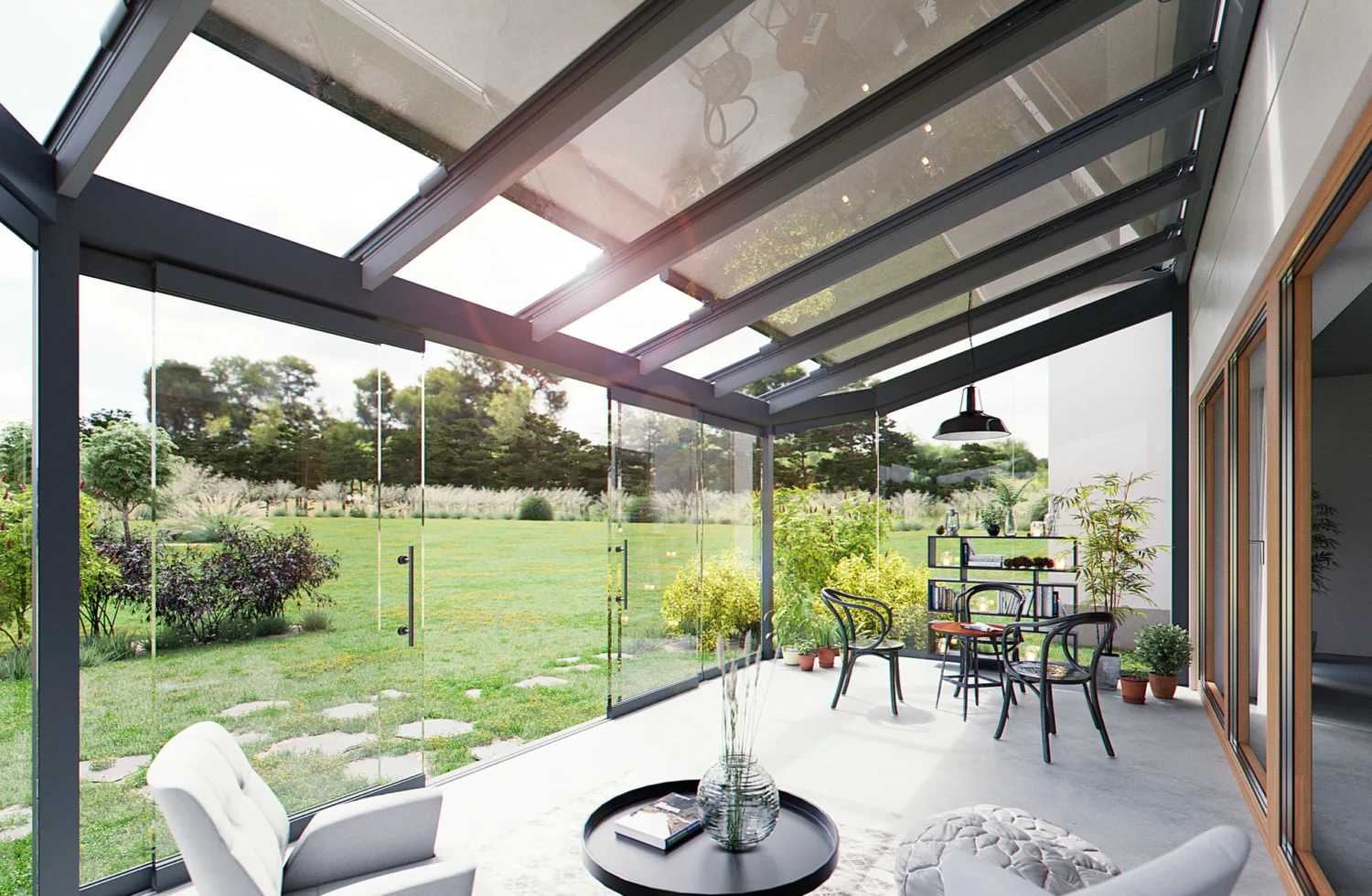 Moderne Wintergartenansicht mit Glaswänden und grüner Umgebung