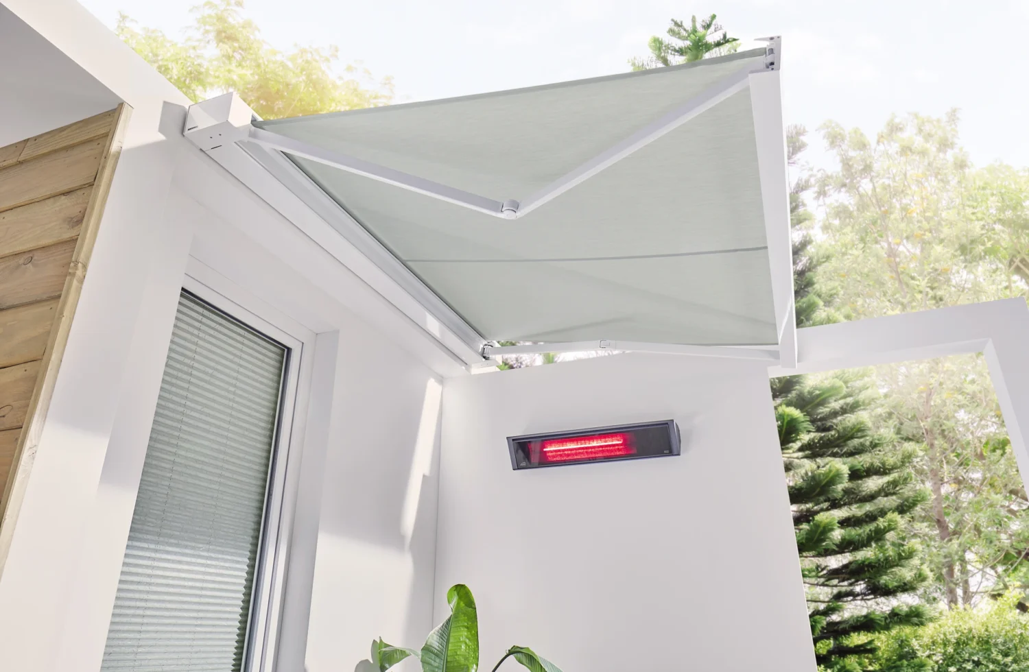 Moderne Terrassenüberdachung mit Heizstrahler und Fenster