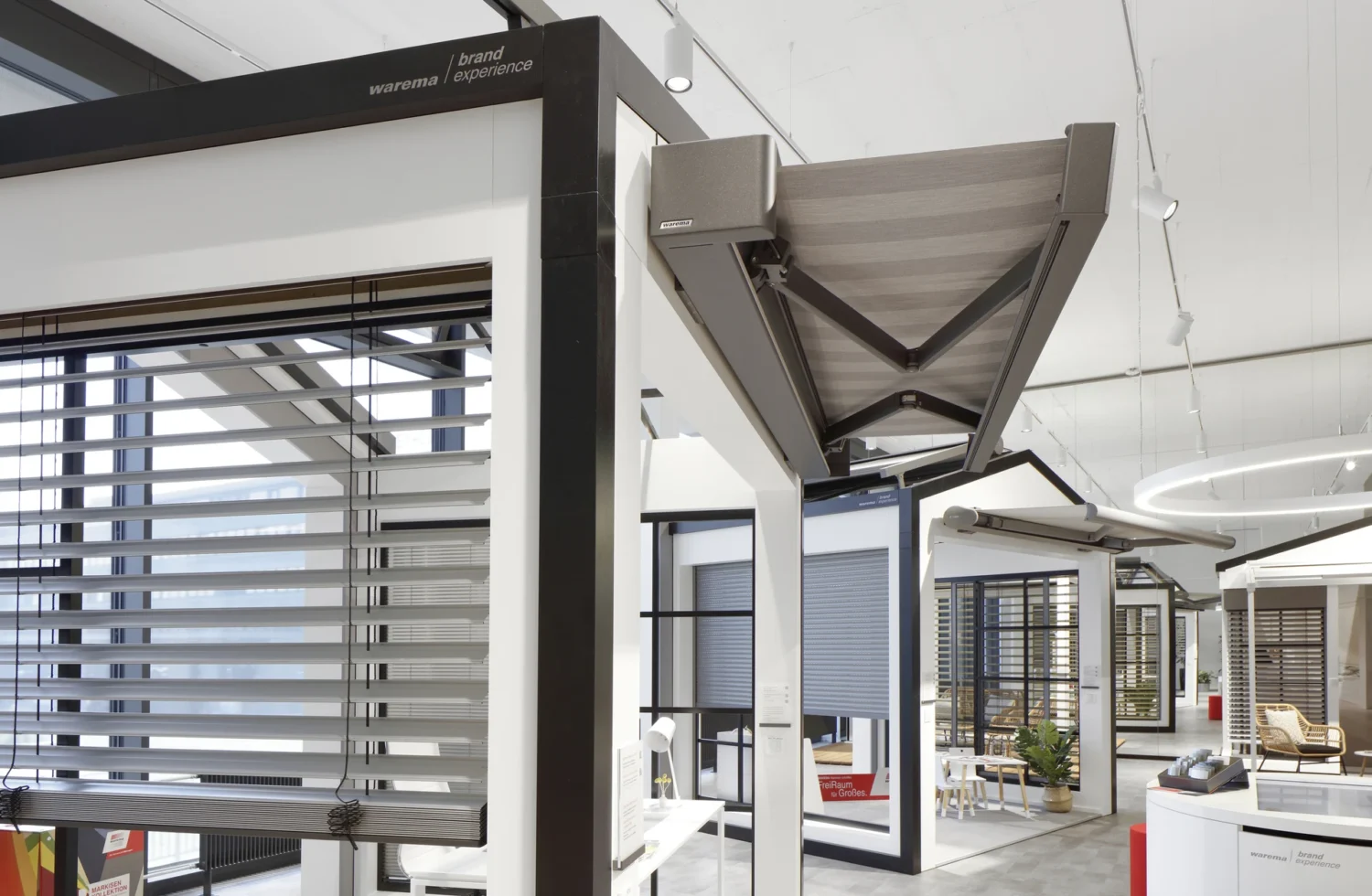 Innenansicht der Warema Brand Experience mit Sonnenschutzlösungen
