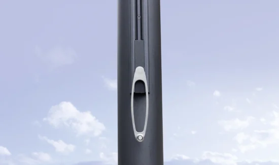 Nahaufnahme einer modernen Straßenlaterne vor klarem Himmel