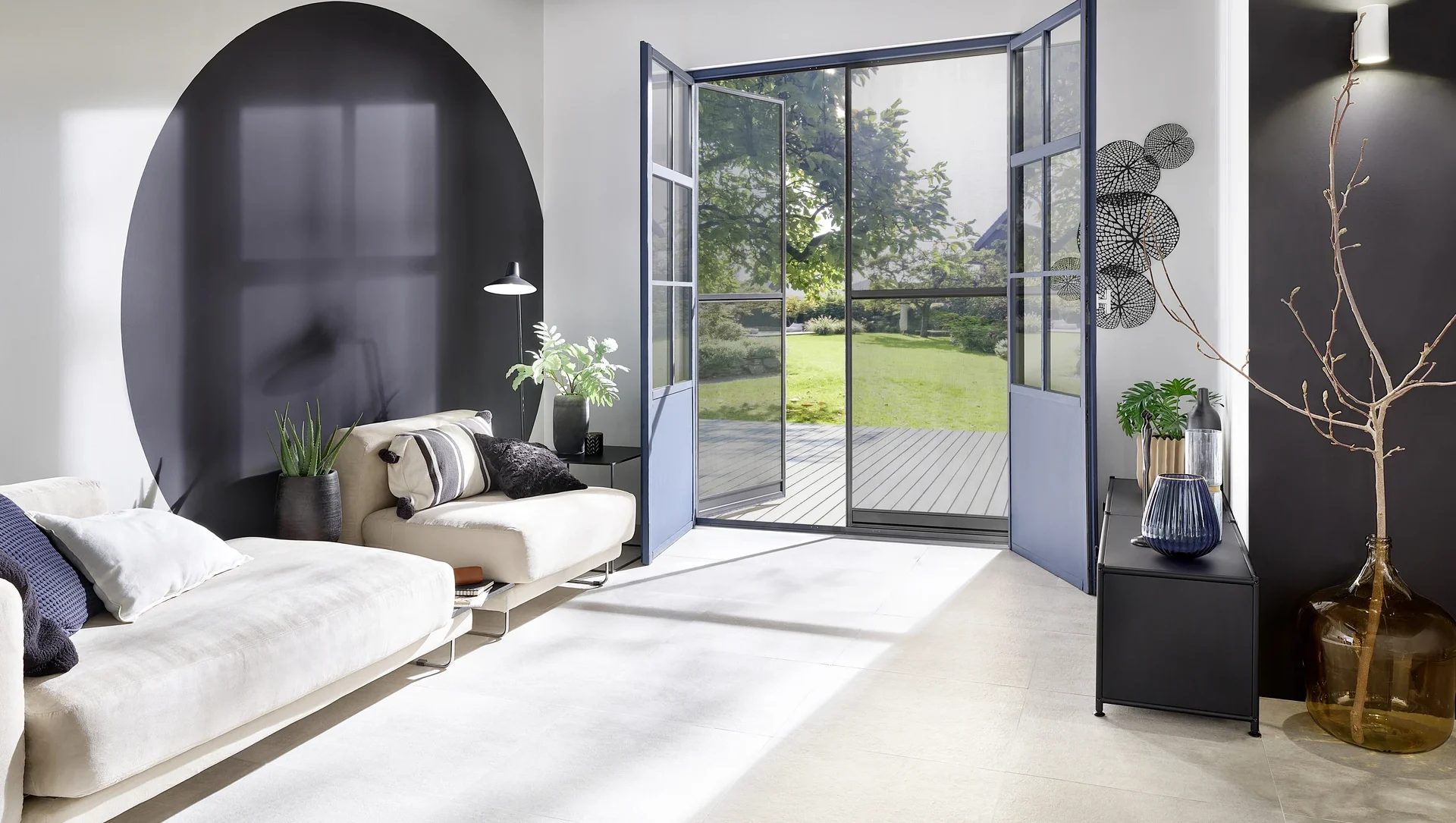 Elegantes Wohnzimmer mit großen Glastüren zum Garten