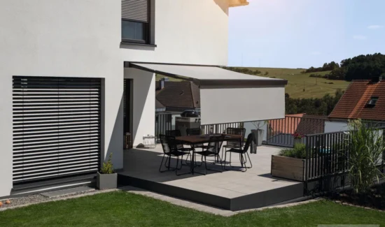 Moderne Terrasse mit Markise und Gartenmöbeln