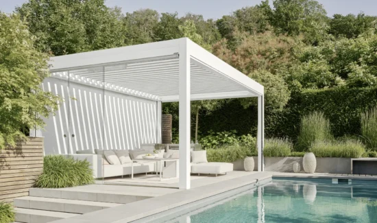 Moderne Pergola am Pool mit stilvollen Gartenmöbeln